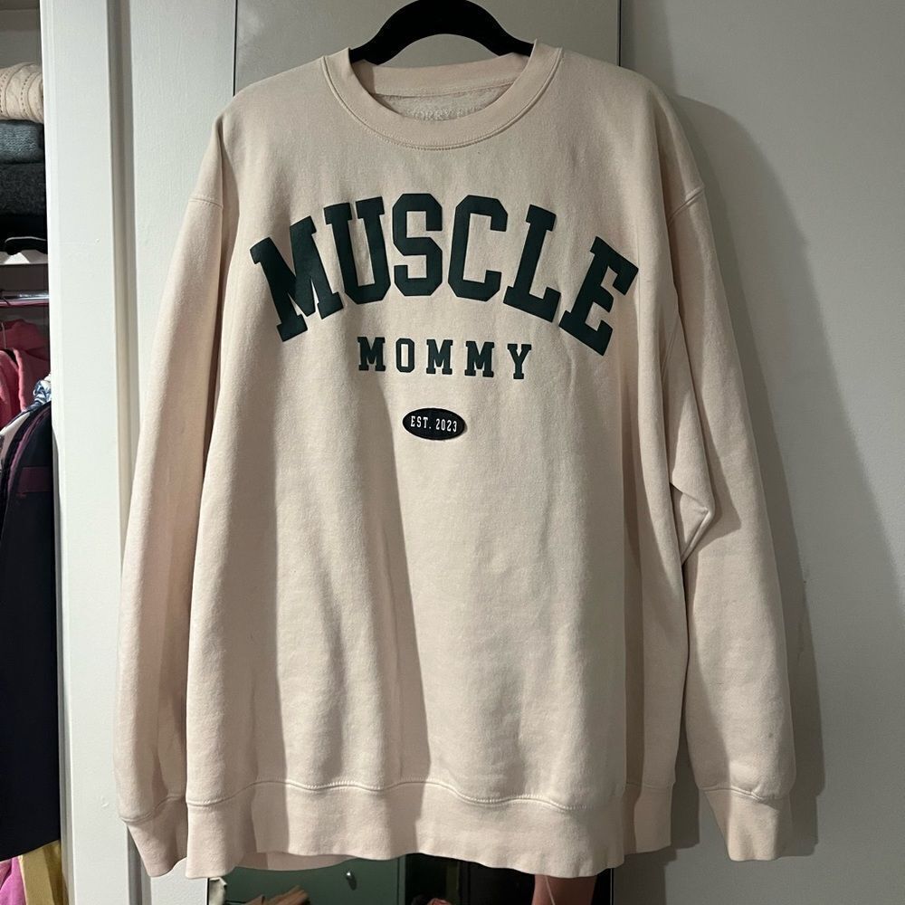 New muscle mommy L/XL sweatshirt Crewneck